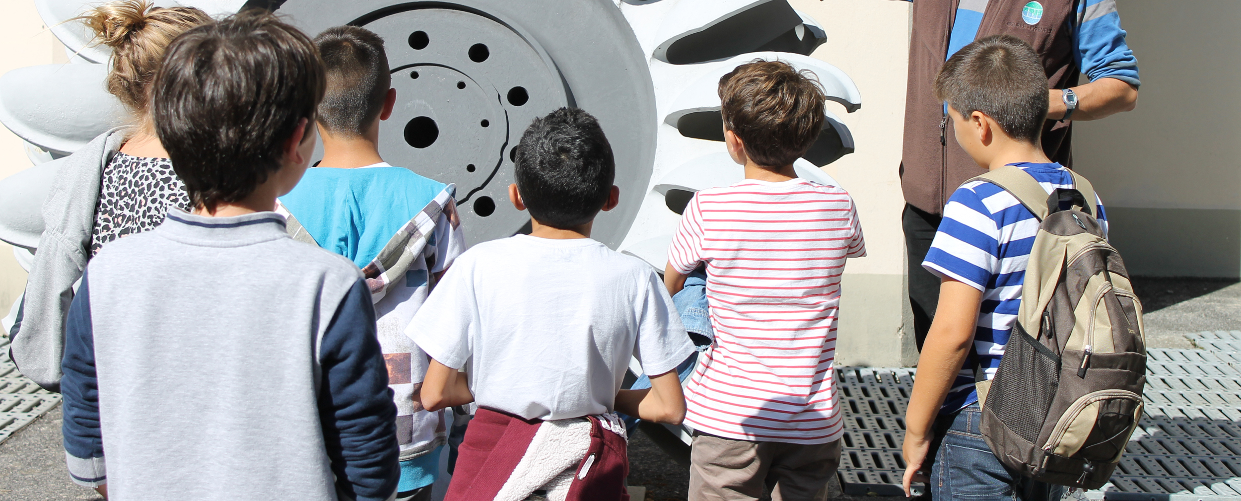 Enfants devant la turbine Pelton