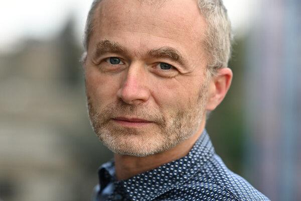 J'an-Luc Morel, souriant et regardant l'objectif