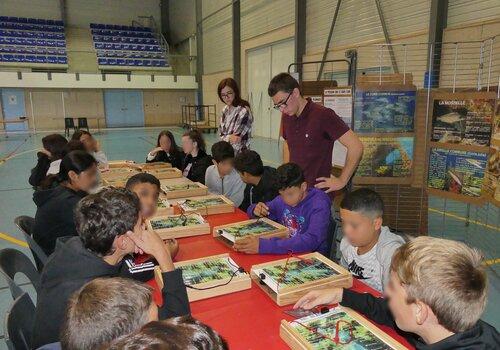 Elèves plongeurs animant l'atelier face aux scolaires