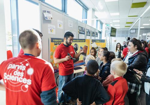 un atelier ludique pour les classes de primaire autour du fonctionnement d'un smartphone "Qu'est-ce qui se cache dans votre smartphone?"