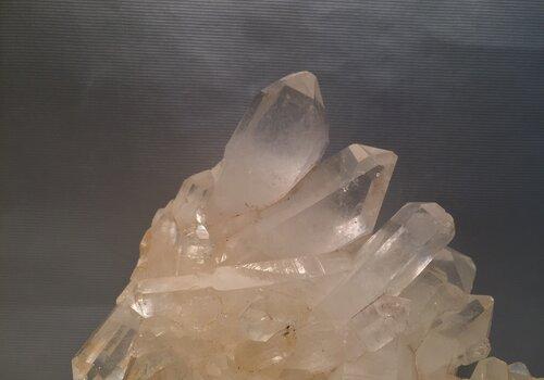 Cristal de quartz Cristal de quartz, minéral utilisé de multiples manières par les êtres humains
