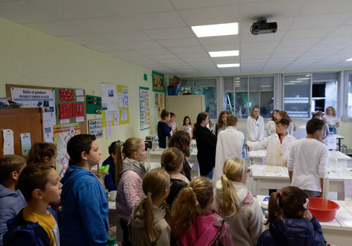 Des expériences de chimie en salle animations au collège