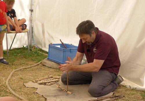 Animation au musée du Grand Pressigny par un médiateur 