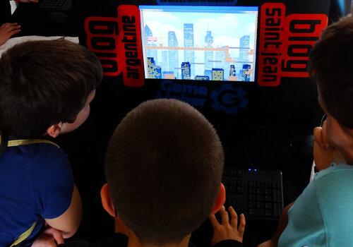 Enfants regardant un écran de jeu vidéo