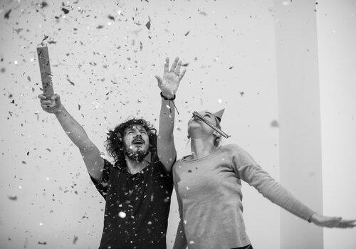 un homme et une femme faisant la fête