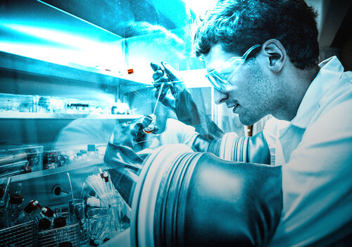 Chercheur dans un laboratoire