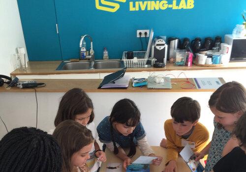 enfants discutant durant un lab school