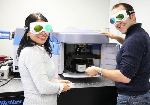 Chercheurs dans un laboratoire
