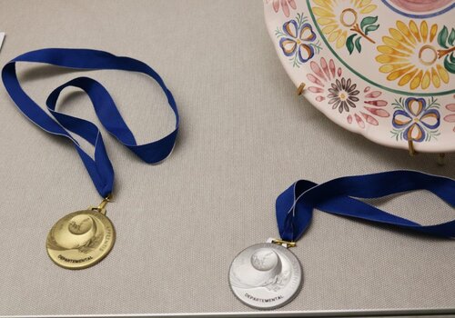 Oeuvre en céramique et médailles d'un Meilleur apprenti de France