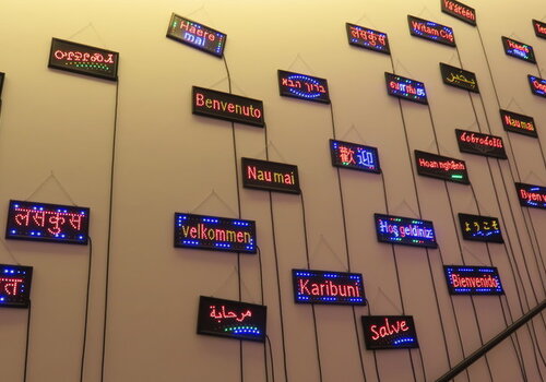 Musée de l'homme, panneaux indiquant "Bienvenue" dans toutes les langues