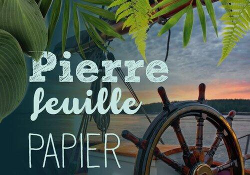 Le titre Pierre, feuille, papier sur un fond représentant le mer avec au premier plan une roue de navigation et des feuillages exotiques.