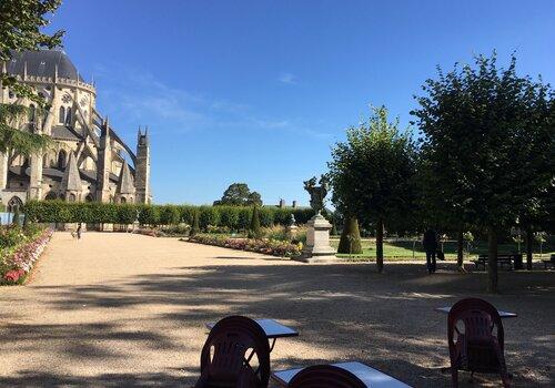 vue du jardin au pied de la cathédrale de Bourges