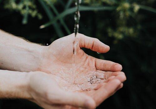 Les Mystères de l'eau Mains recevant de l'eau