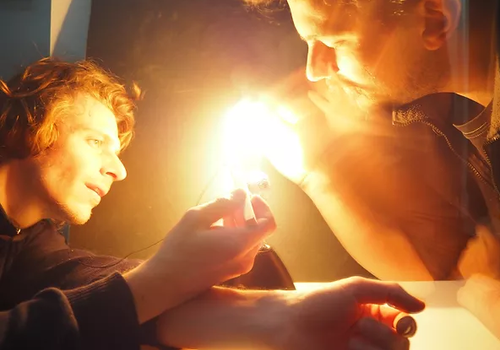 Science Show énergie Deux hommes pratiquant une expérience scientifique