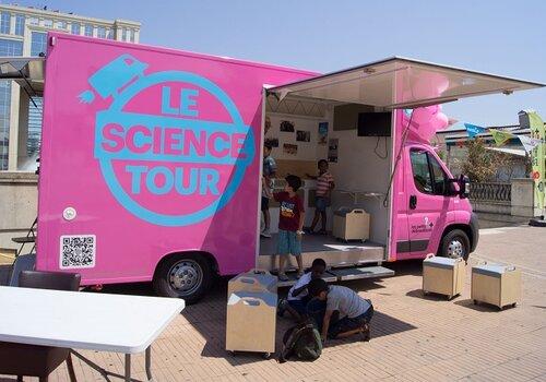 Photographie d'un camion du Science tour en activité.