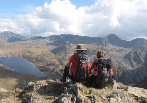 Paysage des Pyrénées Promeneurs regardant un paysage de montagne