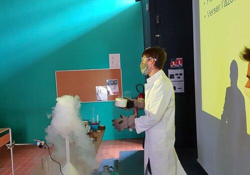 Spectacle de chimie : Expériences avec de l'azote liquide