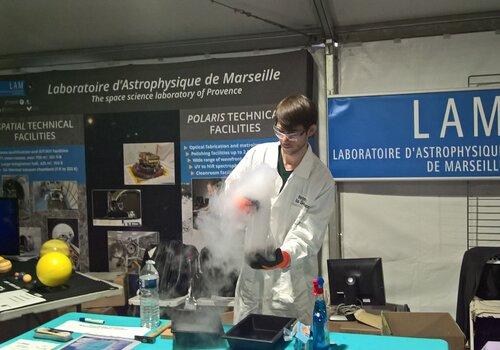 Fabrication de comète sur le stand du LAM ! Stand du LAM