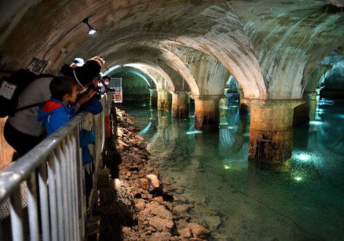 Vue d'un bassin filtrant de l'ancienne usine des eaux de Saint-Clair
