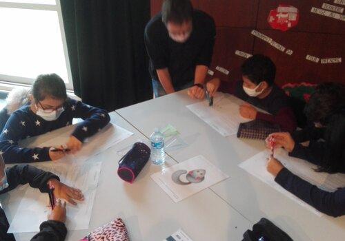 atelier mathématiques Groupe d'élèves de CM2 lors d'un atelier en mathématiques.