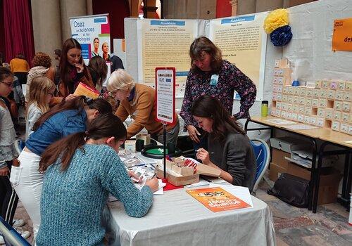 atelier Mendeleieva en 2019 Femmes et Sciences fait découvrir des femmes scientifiques de tous les domaines à partir du tableau de Mendeleiev au cours d'un jeu des 7 familles. Des objets de la vie de tous les jours ou des métariaux contenant ces éléments sont aussi présentés.
