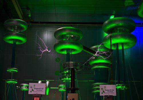 Eclaires électriques dans plateforme très haute tension de SuperGrid Institute Eclaires électriques dans plateforme très haute tension de SuperGrid Institute © Thomas Campagne