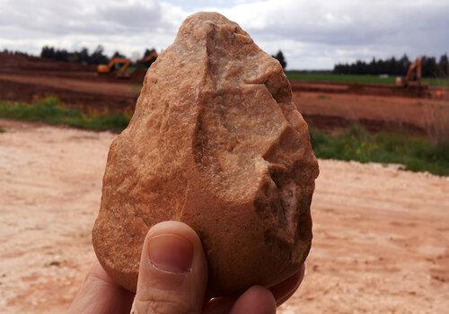 Biface en quartzite découvert au Mas de Vouland (30), lors d'une fouille archéologique préventive menée par l'Inrap Biface en quartzite du paléolithique ancien (600 000 - 300 000 ans avant notre ère)