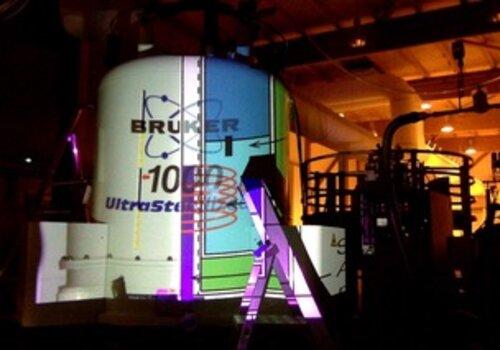 Projection lumière sur un spectromètre à très hauts champs Projection lumière sur un spectromètre à très hauts champs