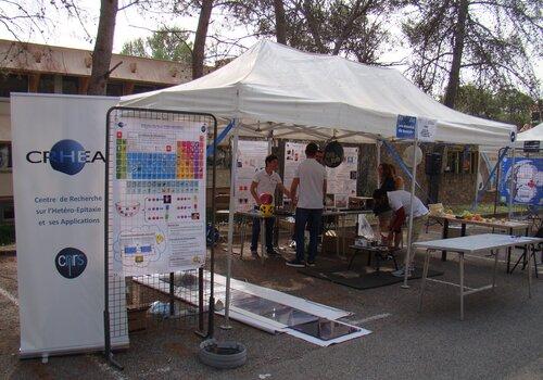 Stand proposé par le CRHEA lors du village des Sciences organisé pour les 80 ans du CNRS au CNRS Côte d'Azur présente les animations proposées par le CRHEA sous un barnum