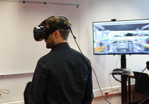 VIRTFac : visite d'une usine virtuelle chercheur portant un masque de réalité virtuelle