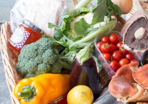 panier légumes, poissons, miel,  produits du marché