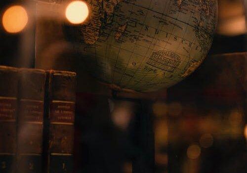 Globe terrestre et livres