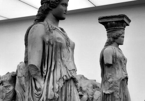 Moulages des caryatides de l'Erechteion Photo en noir et blanc des moulages des caryatides de l'Erechteion