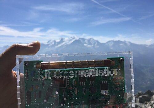 Mesure OpenRadiation dans les Alpes le capteur OpenRadiation en situation - massif des Alpes