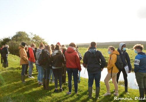 Les collègiens rencontrent un éleveur sur la RNN de la Sangsurière et de l'Adriennerie Gestion des prairies de marais sur la RNN de la Sangsurière