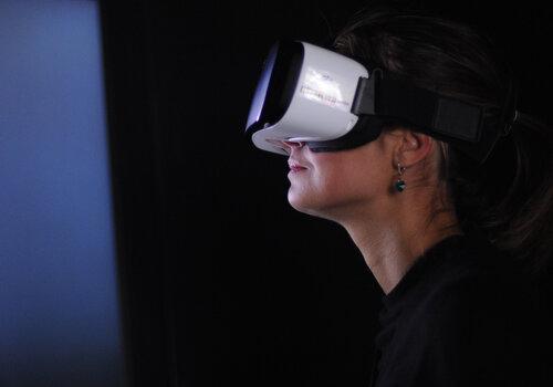 Immersion dans un casque de réalité virtuelle