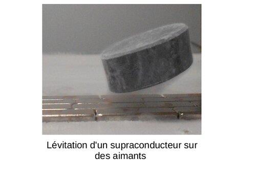 Effet Meissner : Lévitation d'un matériau supraconducteur.