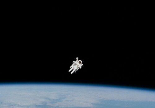 Astronaute dans le vide spatial