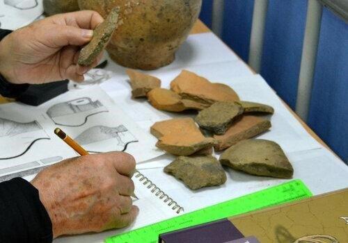 L'archéologue Vladislav Ivanovich Mamontov étudie des céramiques