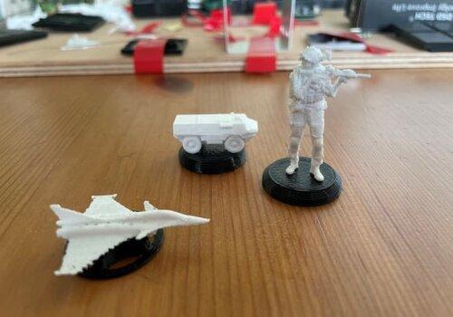 Figurines d'un avion de chasse, d'un char et d'un soldat