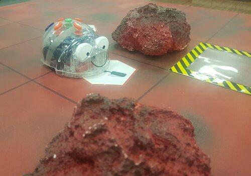 Bluebot explorant une surface quadrillée symbolisant la surface martienne