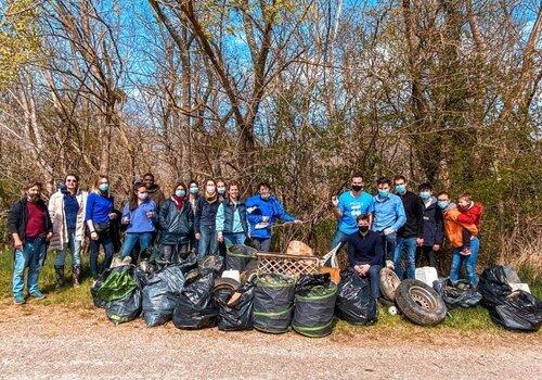 Photo d'une cleanwalk avec les déchets trouvés !