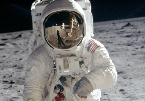 Buzz Aldrin - Mission Apollo 11 Apollo 11. Buzz Aldrin. Photo de Neil Armstrong dont l'image se reflète dans la visière du casque d'Aldrin à coté de celle du LM.