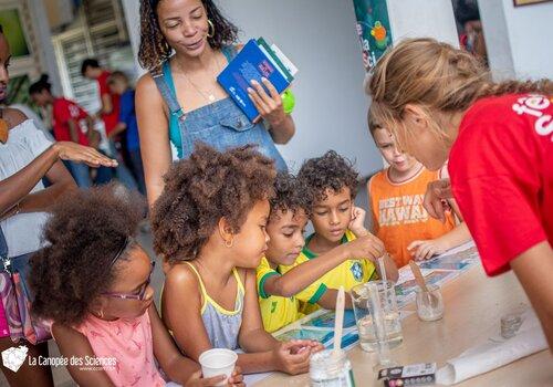 Groupe d'enfants autour d'un stand du Village des Sciences