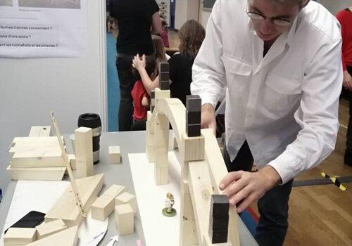 Atelier avec Nicolas Pauli Nicolas Pauli en pleine réalisation d'une construction
