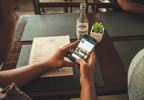 Les applications numérique et les plantes Quelqu'un prend son portable d'une table et l'utilise.