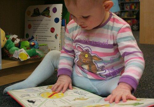 Le bébé lecteur en découverte un bébé lit
