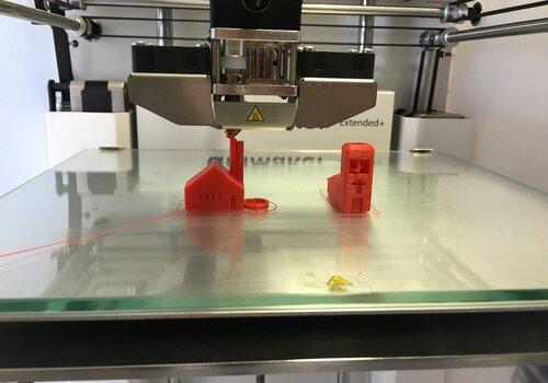 Fablab, stand animé par Simplon, Le DynaLab et les conseillers numériques de la Ville de Chambéry Impression 3D en pratique