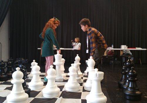 enfants jouant aux échecs