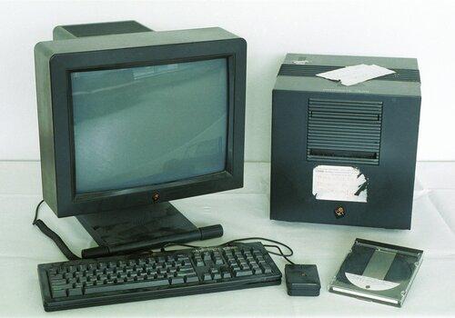 Le premier serveur WWW: en 1990, sur cette machine NeXT Tim Berners-Lee developpa le premier serveur WWW, le navigateur multimédia et l'éditeur web.